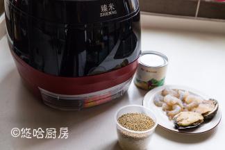 藜麦、大米装8分满的杯子，一杯可以装150克米，藜麦占大米的1/3，虾仁提前备好，带壳的鲍鱼要另外处理。这个分量熬一锅粥，足够一家四口喝。