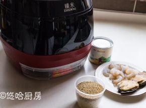 藜麦、大米装8分满的杯子，一杯可以装150克米，藜麦占大米的1/3，虾仁提前备好，带壳的鲍鱼要另外处理。这个分量熬一锅粥，足够一家四口喝。