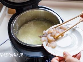 离熬粥结束还有7、8分钟的时候，开盖放入洗净的虾仁、少许的姜末继续煮，瑧米脱糖饭煲不是高压锅，可以中间开盖加料。