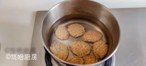 熬粥的过程中要处理鲍鱼，用小刀顺着壳削下鲍鱼肉，去掉内脏等，用牙刷把鲍鱼表面刷洗干净，切上十字刀花，放入冷水锅中小火开始煮，水里放一点料酒，有鸡粉就放一点提鲜。煮开后煮5分钟左右即可捞出。一定要冷水小火煮，这样煮的鲍鱼肉不会发硬。