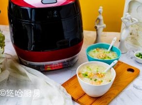 很粘稠的粥，有虾仁、鲍鱼，鲜味十足，自己一口气先喝了2碗。老公说这粥是真好喝啊，二碗粥进肚。