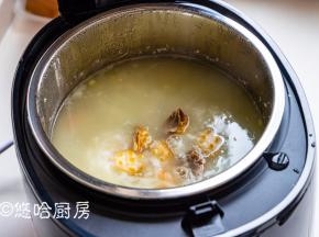 最后放入煮好的鲍鱼，少许的盐调味，撒葱花即可开吃。