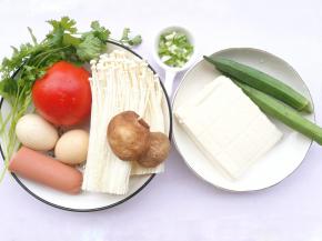 番茄1个，豆腐一块，金针菇一把，香菇2个，鸡蛋2个，火腿半根，秋葵2根。