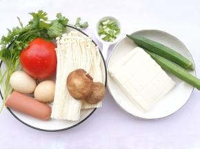 番茄1个，豆腐一块，金针菇一把，香菇2个，鸡蛋2个，火腿半根，秋葵2根。