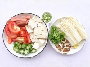 所有食材清洗干净，西红柿、豆腐切块，金针菇切去底部，香菇切小块，火腿切条，秋葵、香菜切断，姜切片，葱切末。