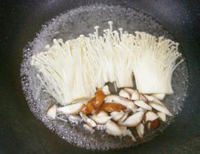 金针菇香菇焯水1分钟捞出，鸡蛋煎熟备用。