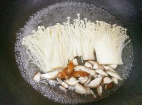 金针菇香菇焯水1分钟捞出，鸡蛋煎熟备用。