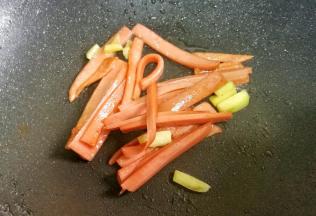 另起锅热油，加姜片，火腿炒香。