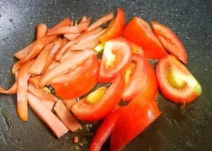 加西红柿翻炒出汁。