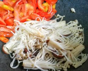 加西红柿翻炒出汁，然后加入金针菇香菇炒出水分。