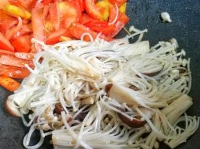 加西红柿翻炒出汁，然后加入金针菇香菇炒出水分。