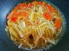 倒入一大碗清水烧开。