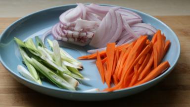 蔬菜 分别切条备用