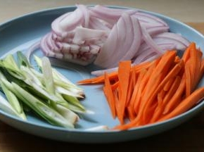 蔬菜 分别切条备用