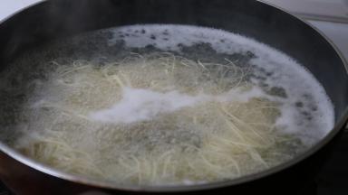 锅中添水烧开，放入面条煮八分熟