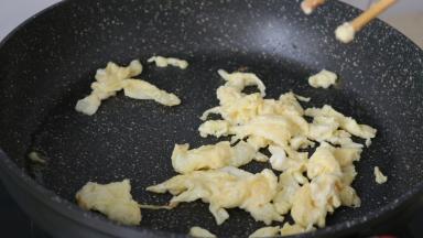 鸡蛋炒熟