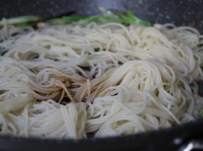 小葱炝锅，捞入面条 加味达美酱油翻炒均匀