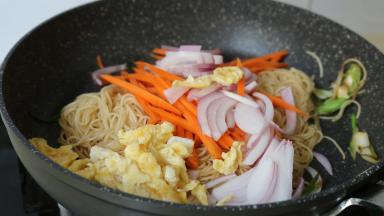 倒入胡萝卜 洋葱 鸡蛋