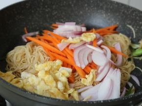倒入胡萝卜 洋葱 鸡蛋