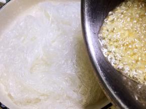 炸香的大蒜末倒入粉丝中