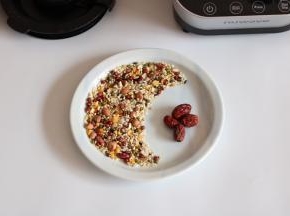 红枣去核和所有食材放入锅中煮30分钟左右