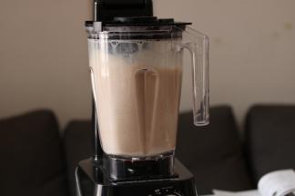 完成后倒入杯中直接喝热热的米糊吧！