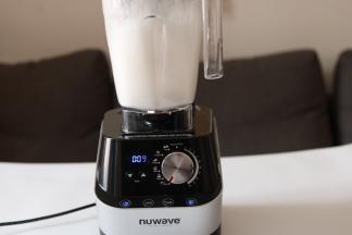 破壁机自带清洁功能，加入一滴洗涤灵和水旋钮至Clean，机器将自动清洗破壁残留，程序完成后，水龙头下冲洗干净残留洗涤灵即可。