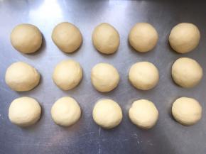 面团发酵好了，排气，分割，滚圆。盖保鲜膜防干