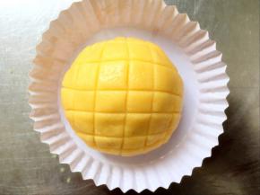 放入圆纸托里。有菠萝包压花纹模具的可以直接压出花纹。没有的也可以用一根棉线压出花纹