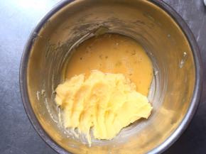 加入全部的蛋液，拌匀