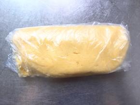 揉成面团，装入保鲜袋里，放入冰箱冷藏室。