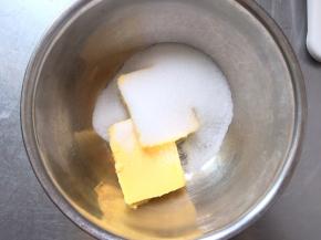 利用面团发酵的时间做酥皮。
室温软化好的黄油和砂糖混合均匀