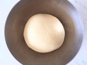 主面团除黄油外加入厨师机里揉出厚膜，再加入黄油揉至扩展阶段。放入发酵箱进行基础发酵