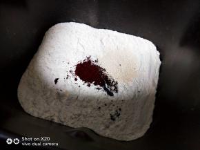 1.	把面粉、黑醋栗粉、酵母放馒头机桶内。