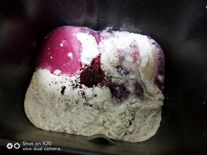 倒入水，放馒头机按和面键。