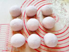 分成大小均等的面剂，逐个揉光滑。