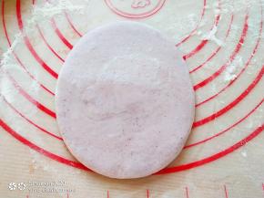 面剂按扁，擀开，用油刷刷半边（防止面片粘连一块，没油刷可用筷子或勺背轻轻抹油)，其他面团用锅盖盖住防止风干。