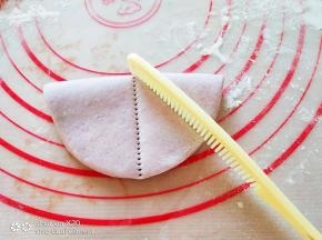 用做面食专用的梳子如图压出纹路。