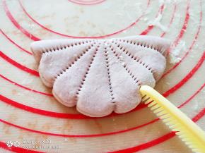 用梳子稍顶一下叶片纹路，更自然。