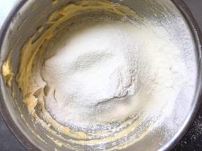 筛入混合好的低筋面粉和奶粉