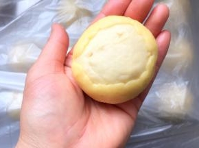 包入一个面团。地面不用包