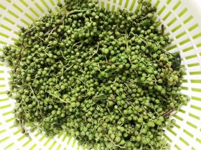 打开冷冻真空的青花椒放在沥水篮里