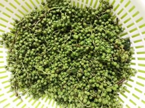 打开冷冻真空的青花椒放在沥水篮里