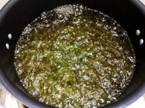 开中火加热至油沸腾后，转最小火慢慢炸