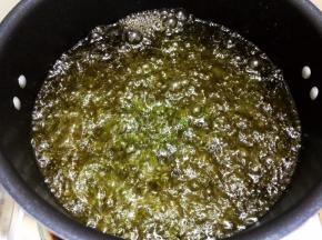 开中火加热至油沸腾后，转最小火慢慢炸