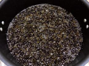 继续慢慢炸到花椒水份全部出来，花椒粒变酥
一定要把水份全部炸出来哦，不然花椒油容易坏