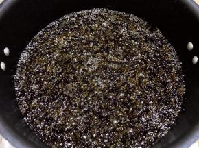 继续慢慢炸到花椒水份全部出来，花椒粒变酥
一定要把水份全部炸出来哦，不然花椒油容易坏