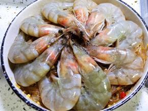 粉丝上面摆放大虾