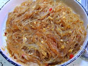 粉丝和调料搅拌均匀，取出少许搅拌后的蒜末备用