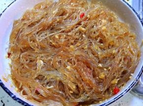 粉丝和调料搅拌均匀，取出少许搅拌后的蒜末备用